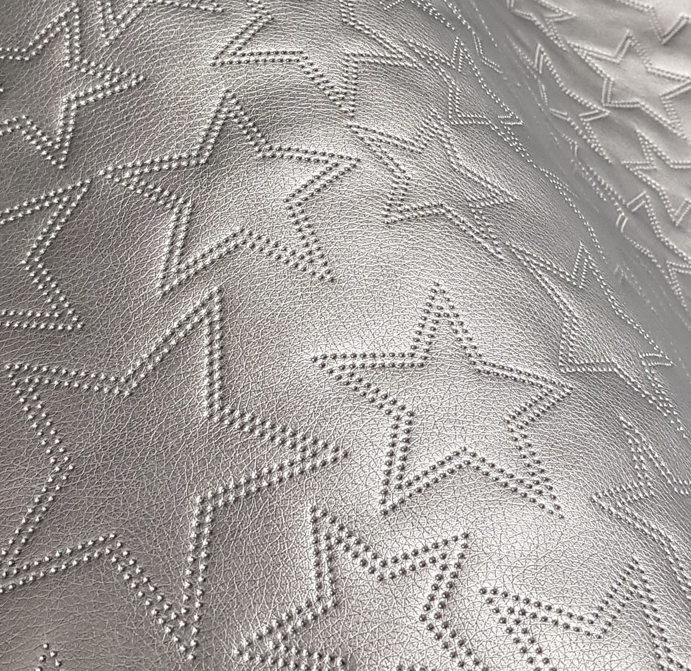 KK308 Exkluzívní koženka zbytek 45x140cm koženka hvězdy stříbrná na vatelínu