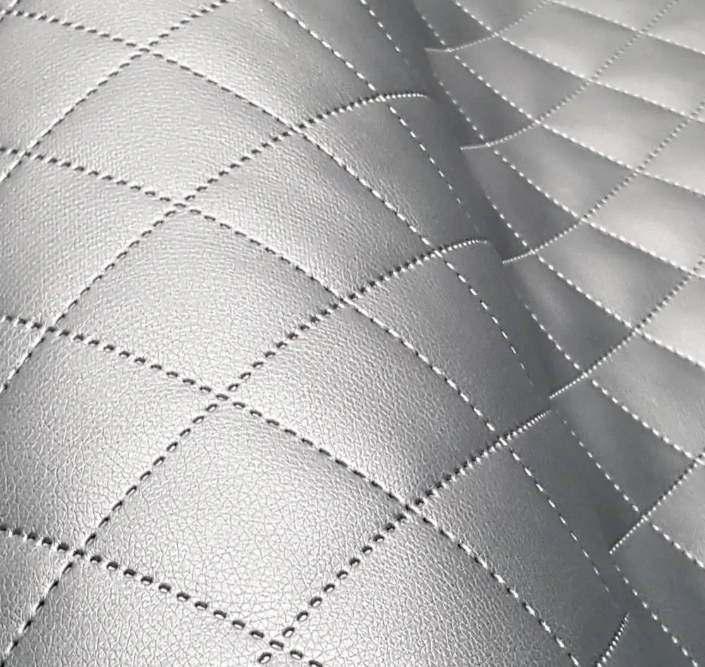 KK304/1 Exkluzívní koženka zbytek 16x140cm koženka čtverce 5x5cm stříbrná na vatelínu