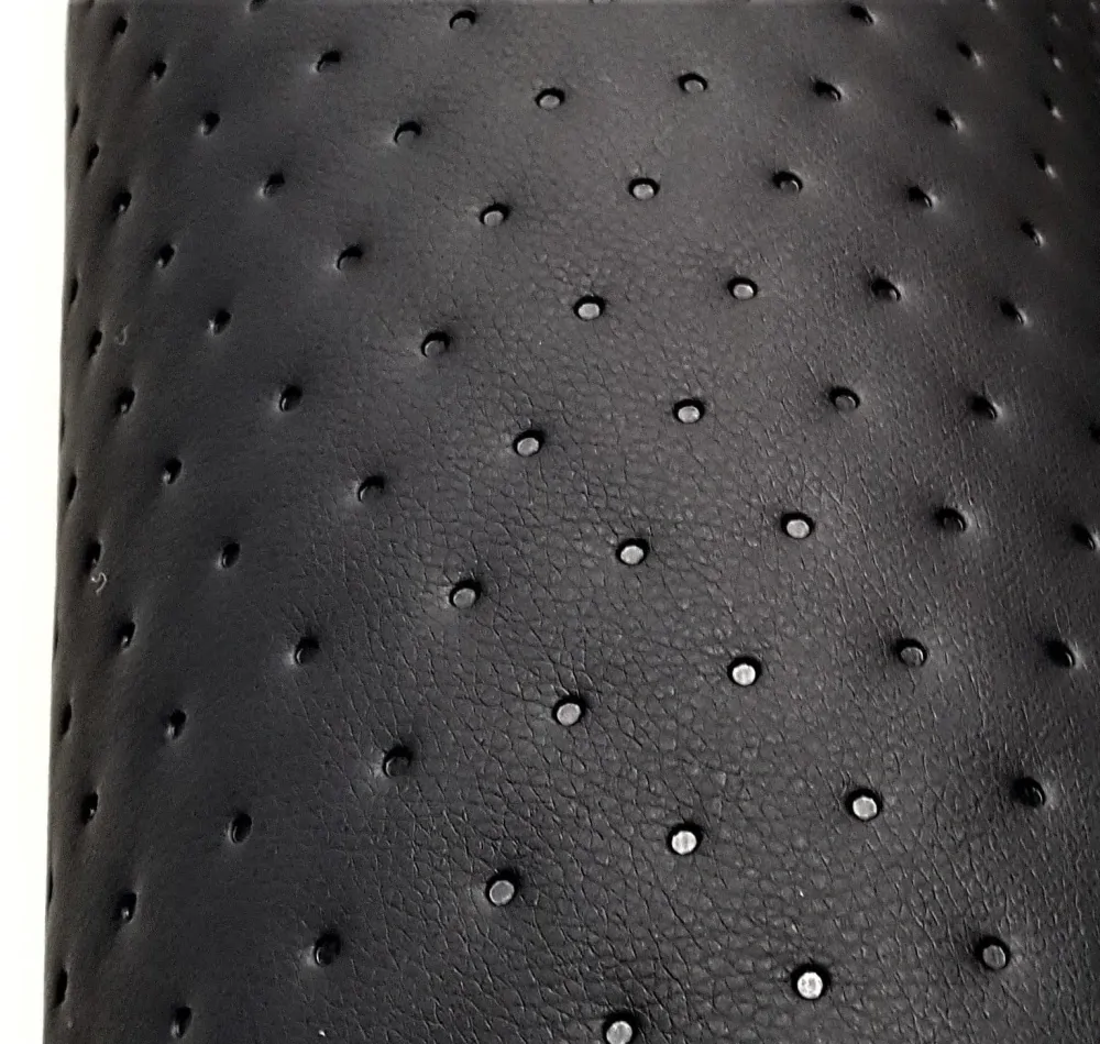 KK381/1 Exkluzívní koženka zbytek 35x140cm koženka puntíky co 2,2cm černá na vatelínu