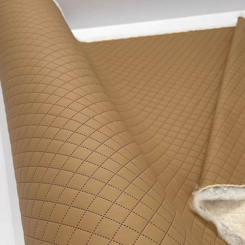 KK401 Exkluzívní koženka zbytek 45x140cm koženka čtverečky 3x3cm hnědá světlejší na vatelínu