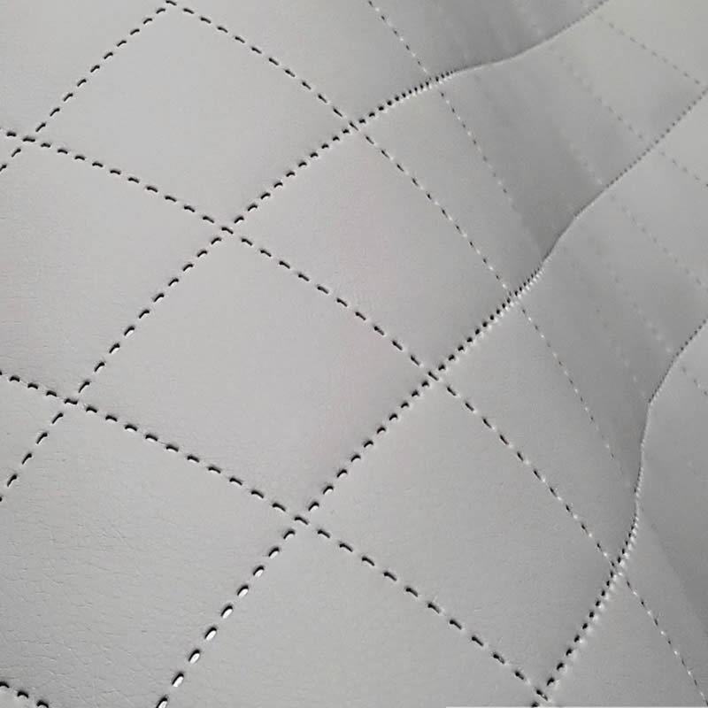 KK385/1 Exkluzívní koženka zbytek 51x140cm koženka světle šedá 5x5 čtverce na vatelínu