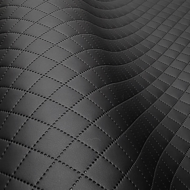 KK348 Exkluzívní koženka zbytek 45x140cm koženka čtverce 3x3cm černá na vatelínu
