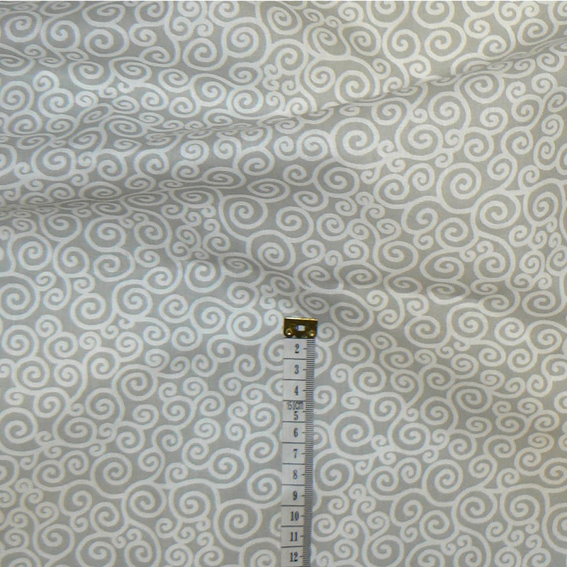 6M106 Bavlněná látka 43x30cm šedobílá ornamenty zbytek na patchwork
