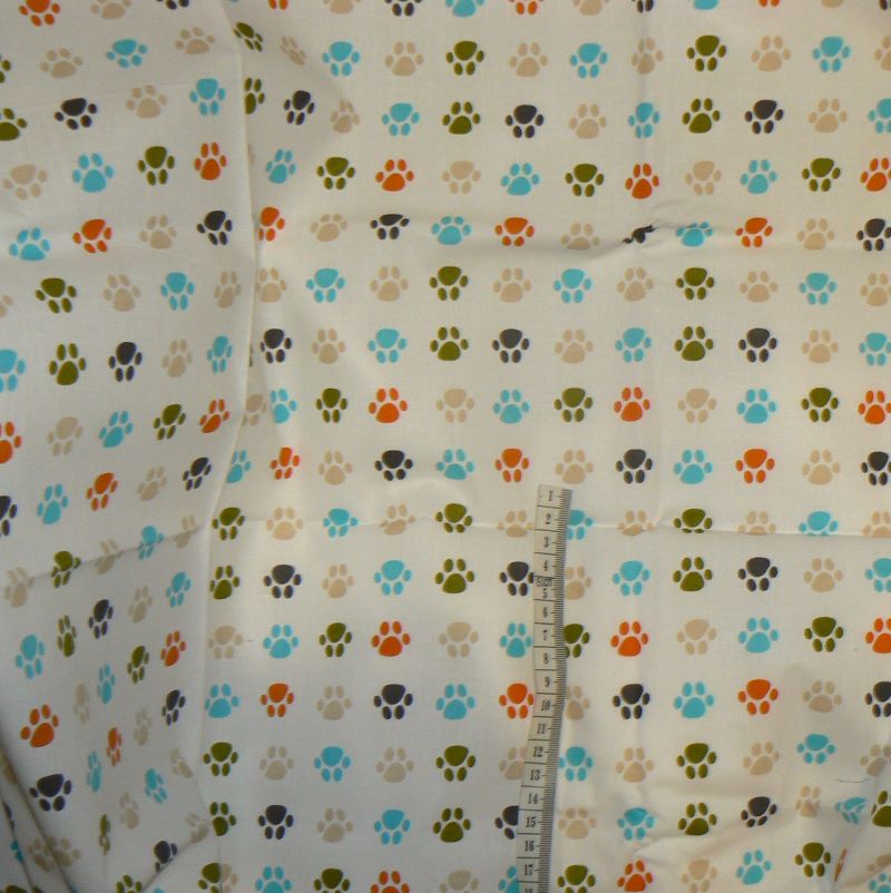 6O121 Bavlněná látka plátno 48x79cm tlapky na bílé zbytek na patchwork