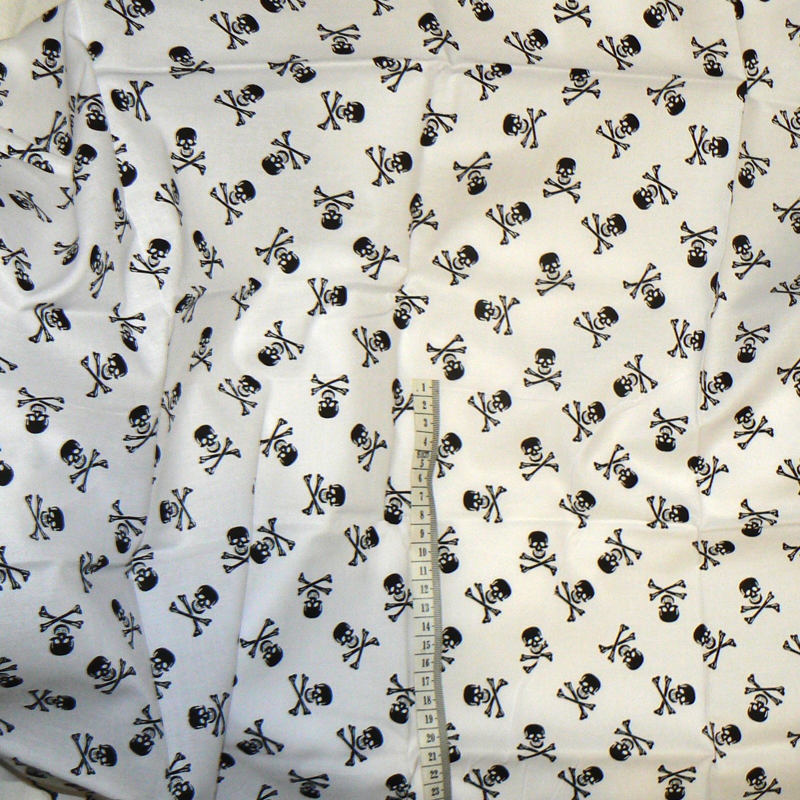 6O127 Bavlněná látka 20x40cm lebky na bílé zbytek na patchwork