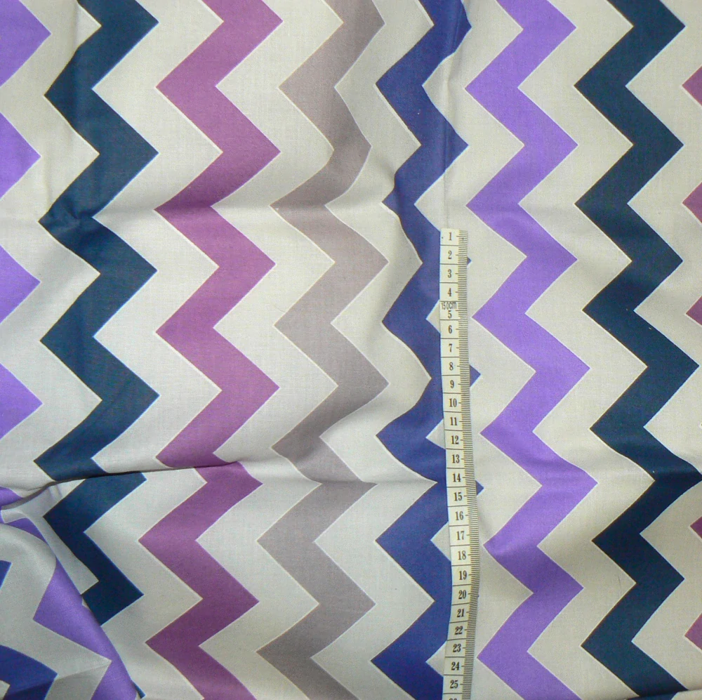 6O137 Bavlněná látka 23x55cm cikcak na šedé zbytek na patchwork