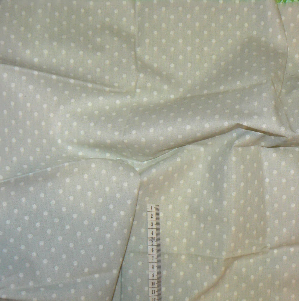 6O143 Bavlněná látka 50x85cm šedobílá puntíky zbytek na patchwork
