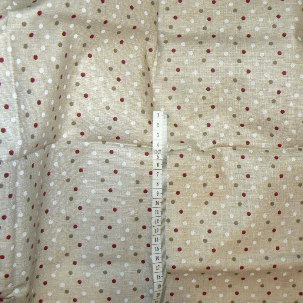 6O144 Bavlněná látka 50x70cm puntíky vínová bílá na béžové zbytek na patchwork