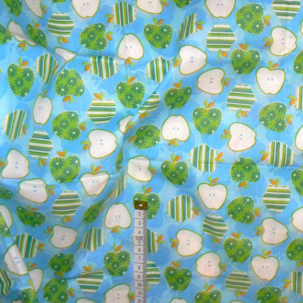 6O156 Bavlněná látka 50x60cm jablíčka modrozelená zbytek na patchwork