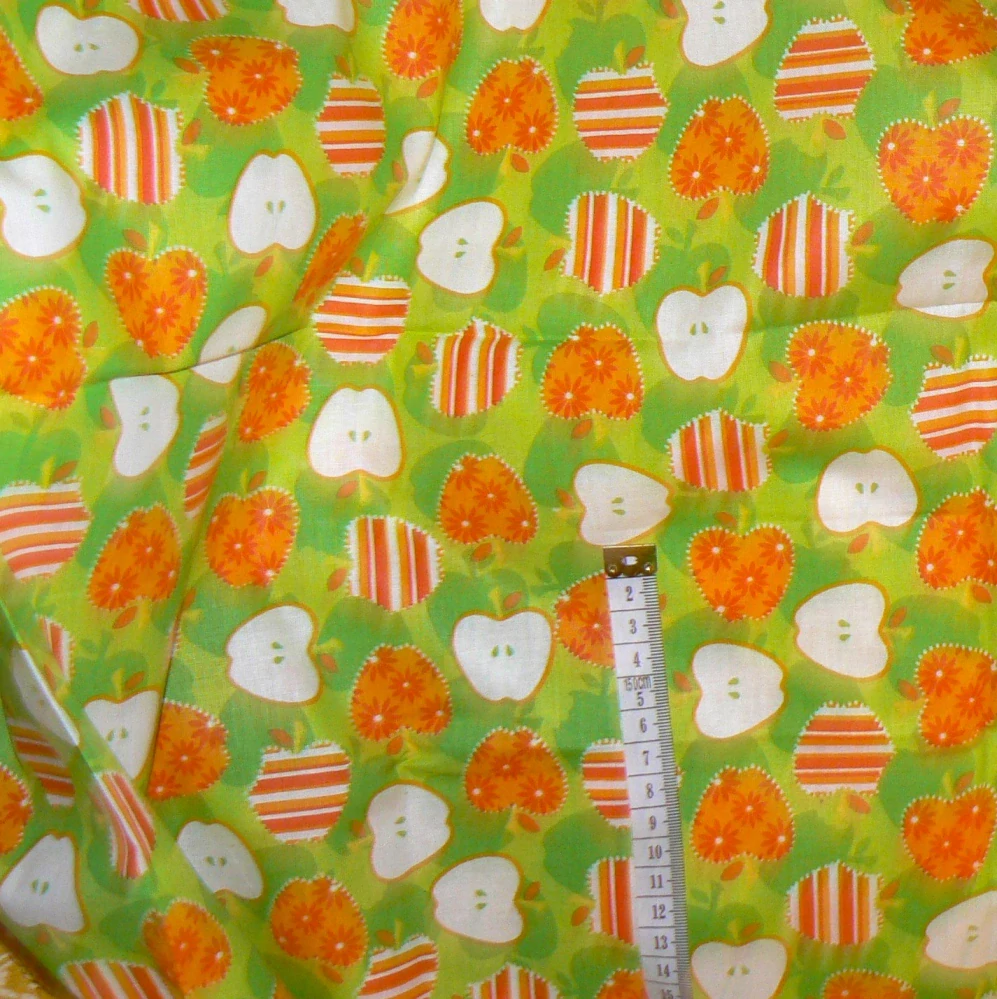 6O157 Bavlněná látka 50x106cm jablíčka oranžovozelená zbytek na patchwork
