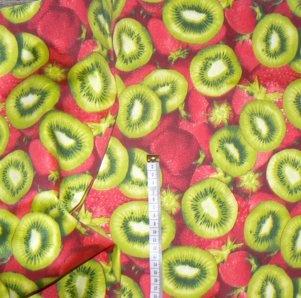 6O159 Bavlněná směsová látka 49x90cm kiwi jahody zbytek na patchwork