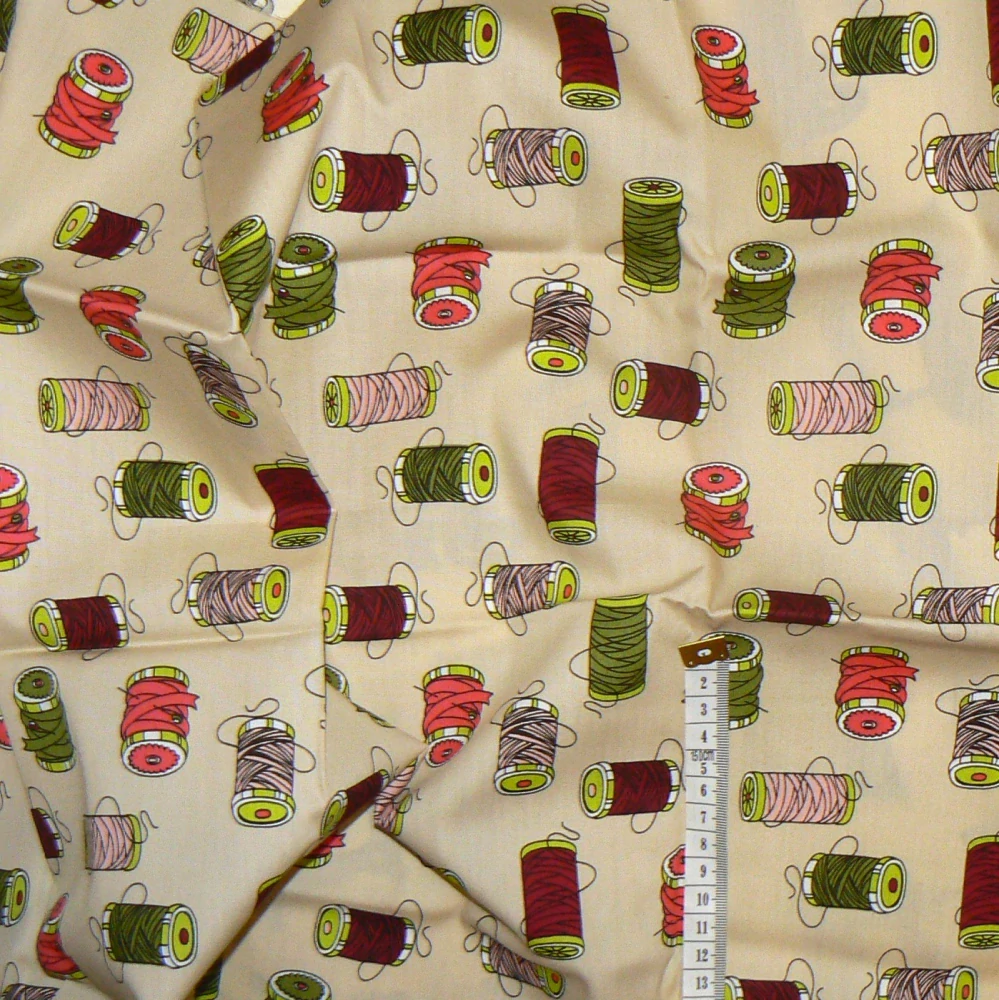 6O175 Bavlněná látka 50x116cm nitě na béžové zbytek na patchwork