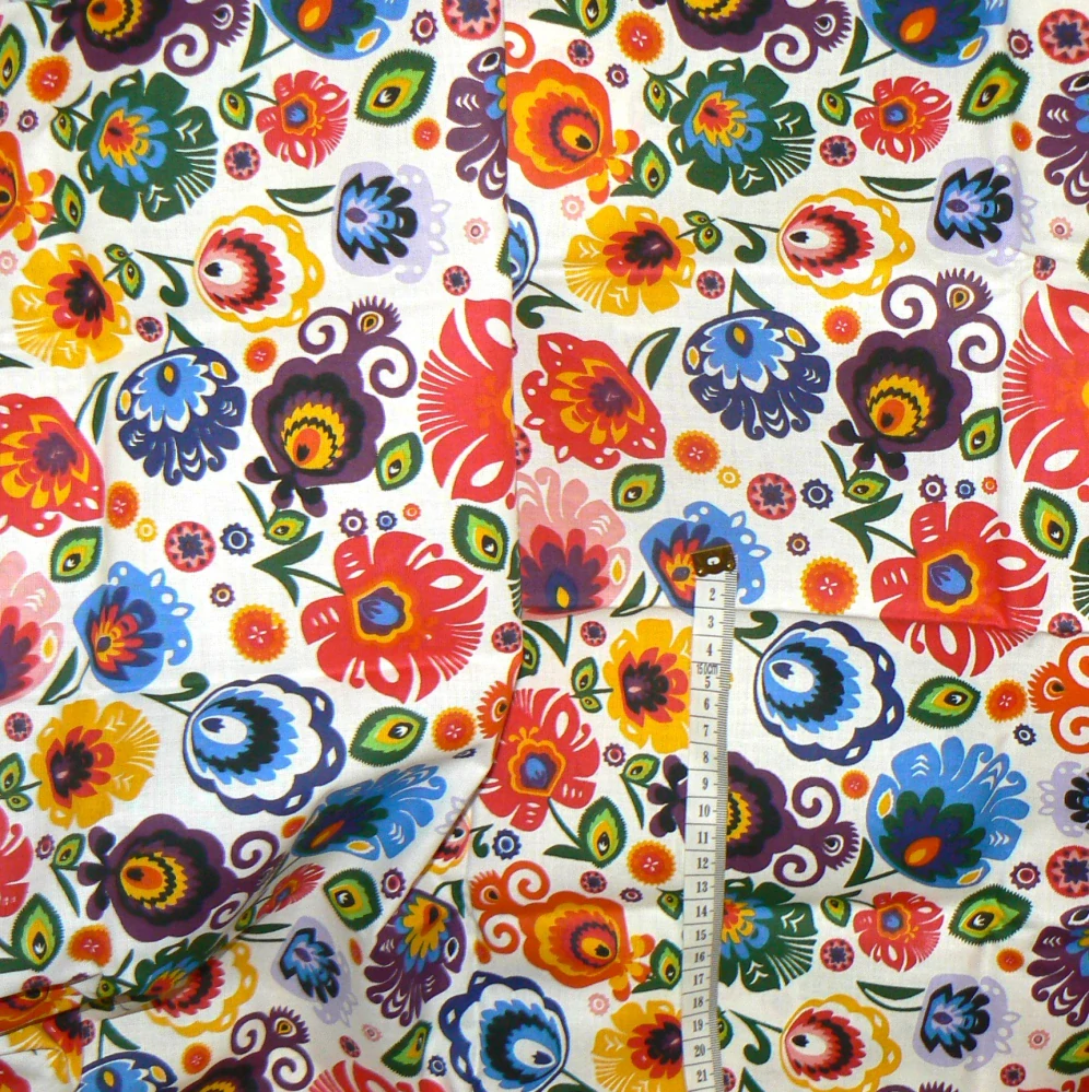 6O179 Bavlněná látka 50x79cm folklor bílá zbytek na patchwork