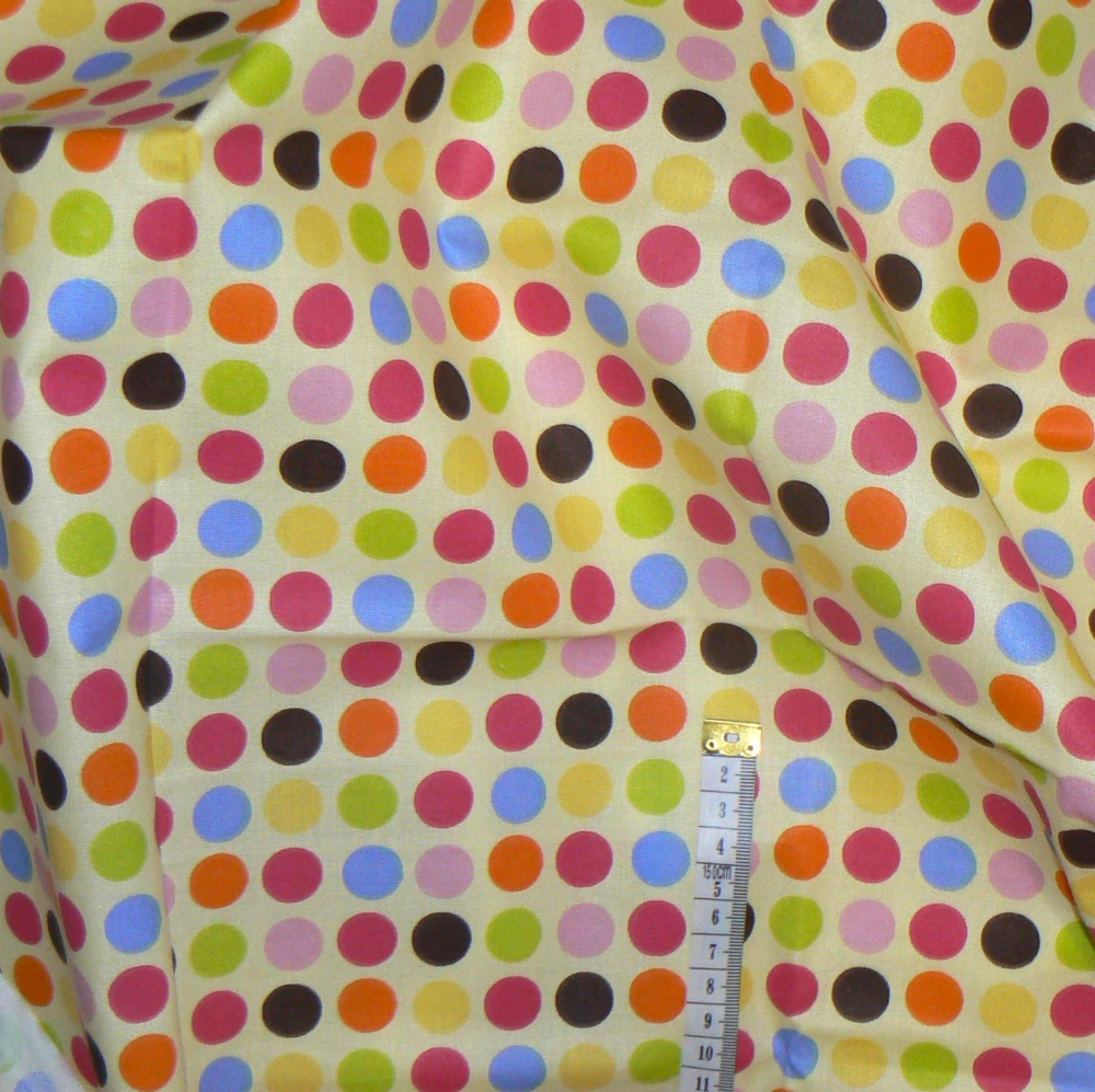 6O201 Bavlněná látka 49x105cm barevná kolečka na žluté zbytek na patchwork