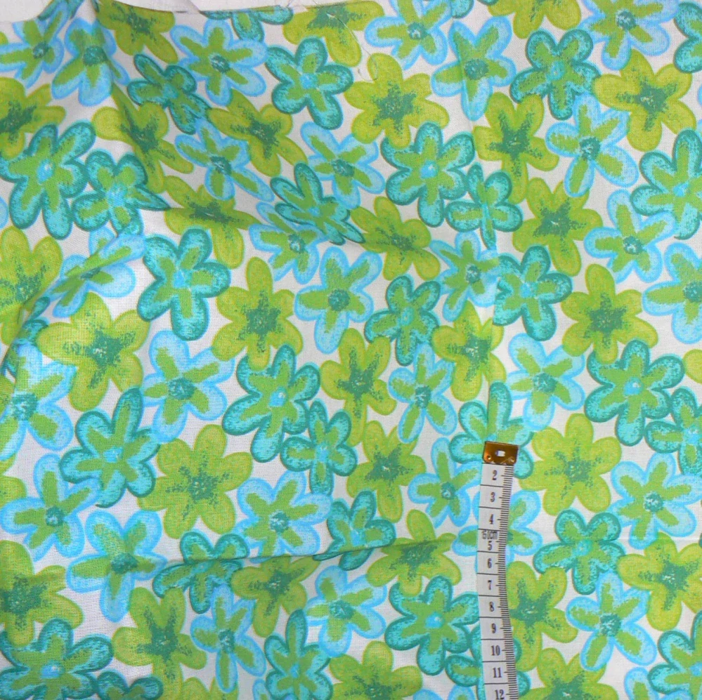 6O202 Bavlněná látka 50x104cm zelenomodré kytičky zbytek na patchwork