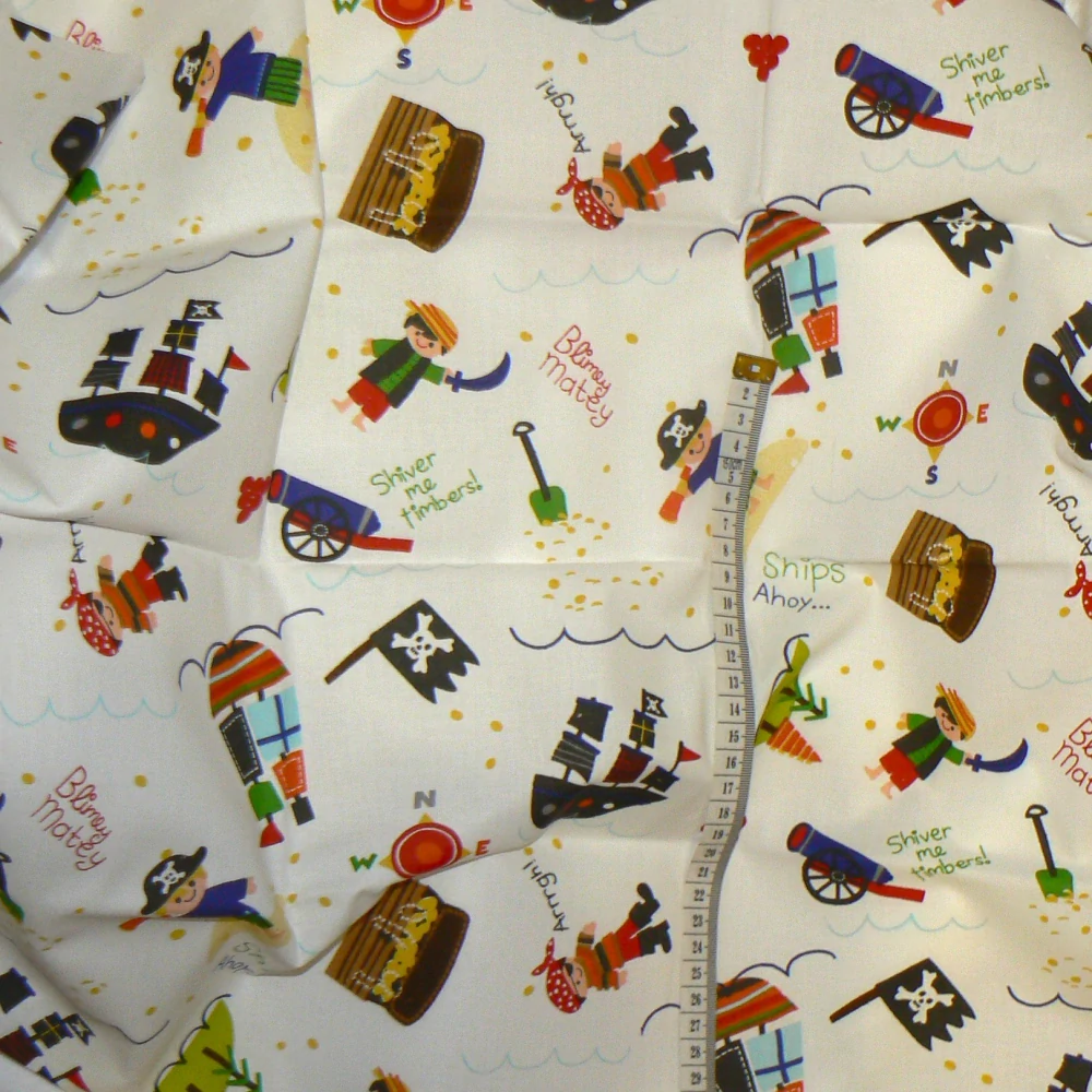 6O219 Bavlněná látka 50x69cm piráti lodě na bílé zbytek na patchwork