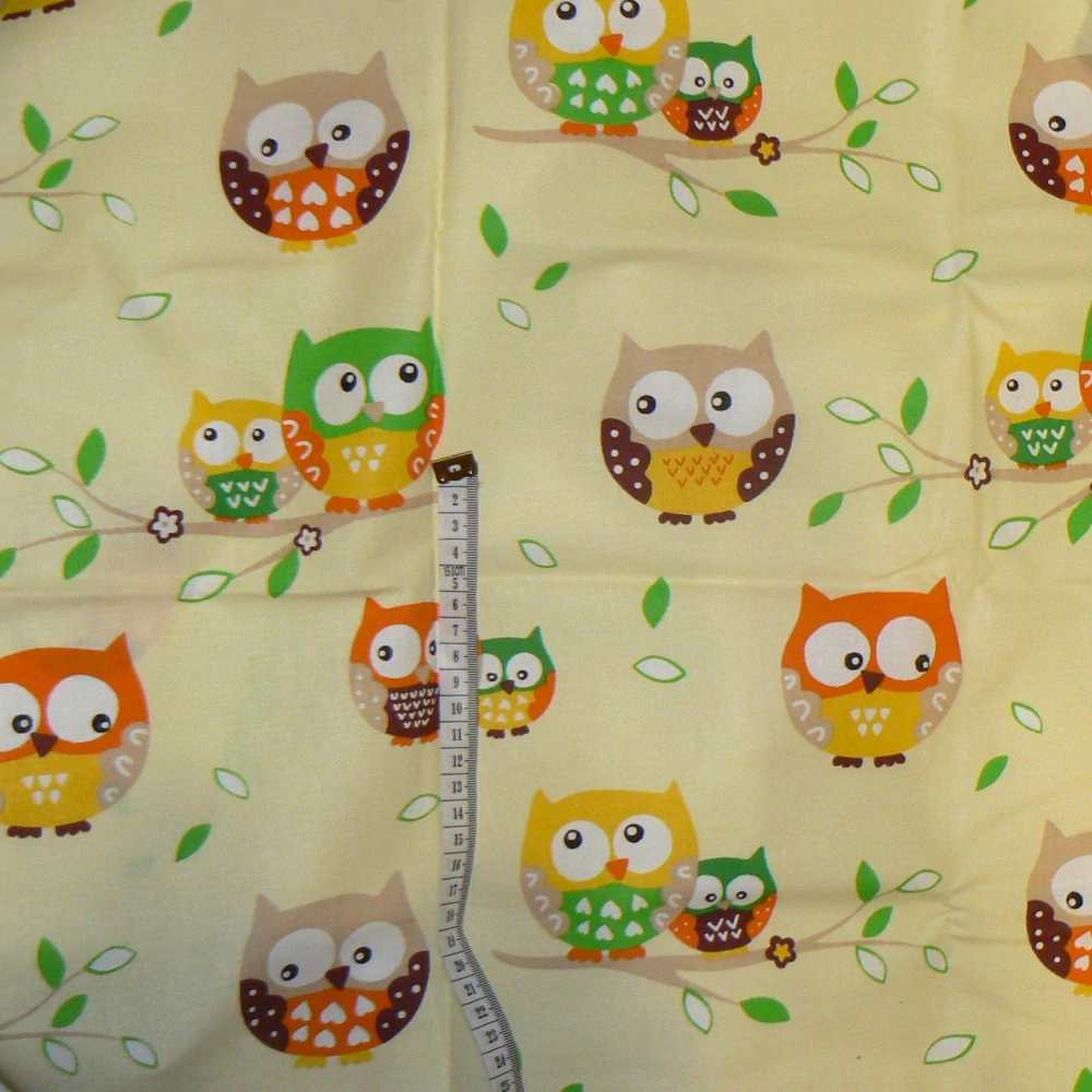 6O224 Bavlněná látka 50x140cm sovičky světle žlutá zbytek na patchwork