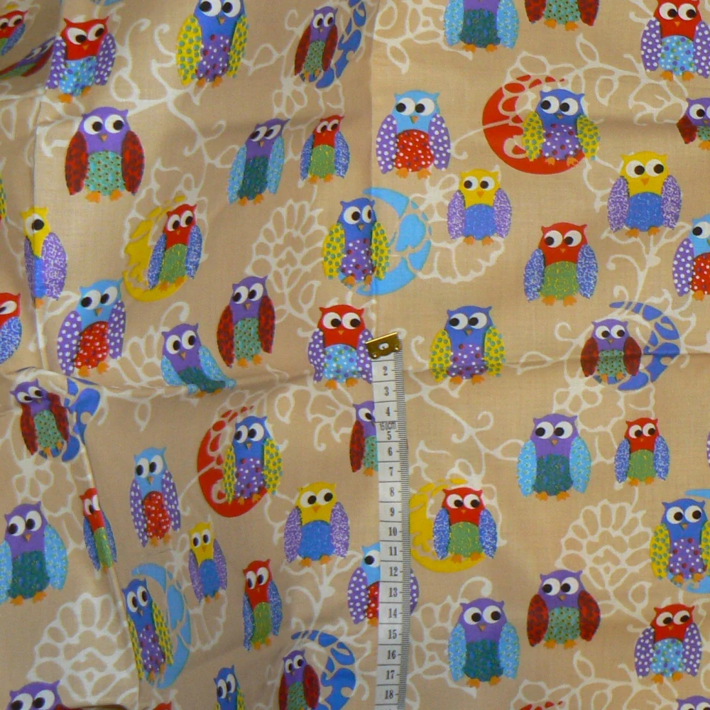 6O225 Bavlněná látka 50x130cm sovičky barevné na hnědé zbytek na patchwork