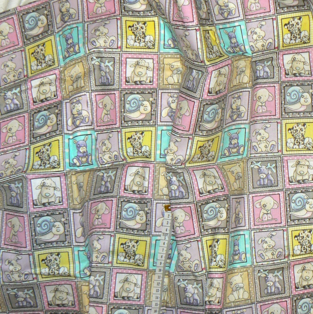6O241 Bavlněná látka 38x51cm zvířátka patchwork růžová zbytek na patchwork