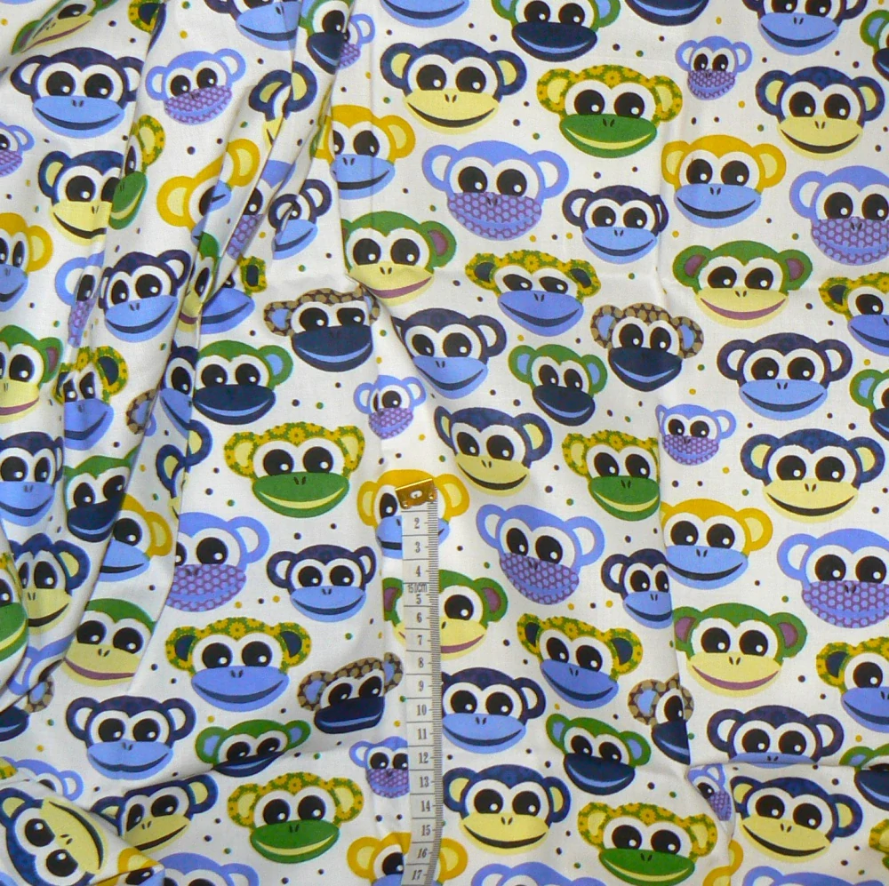 6O242 Bavlněná látka 50x79cm barevné opičky zbytek na patchwork
