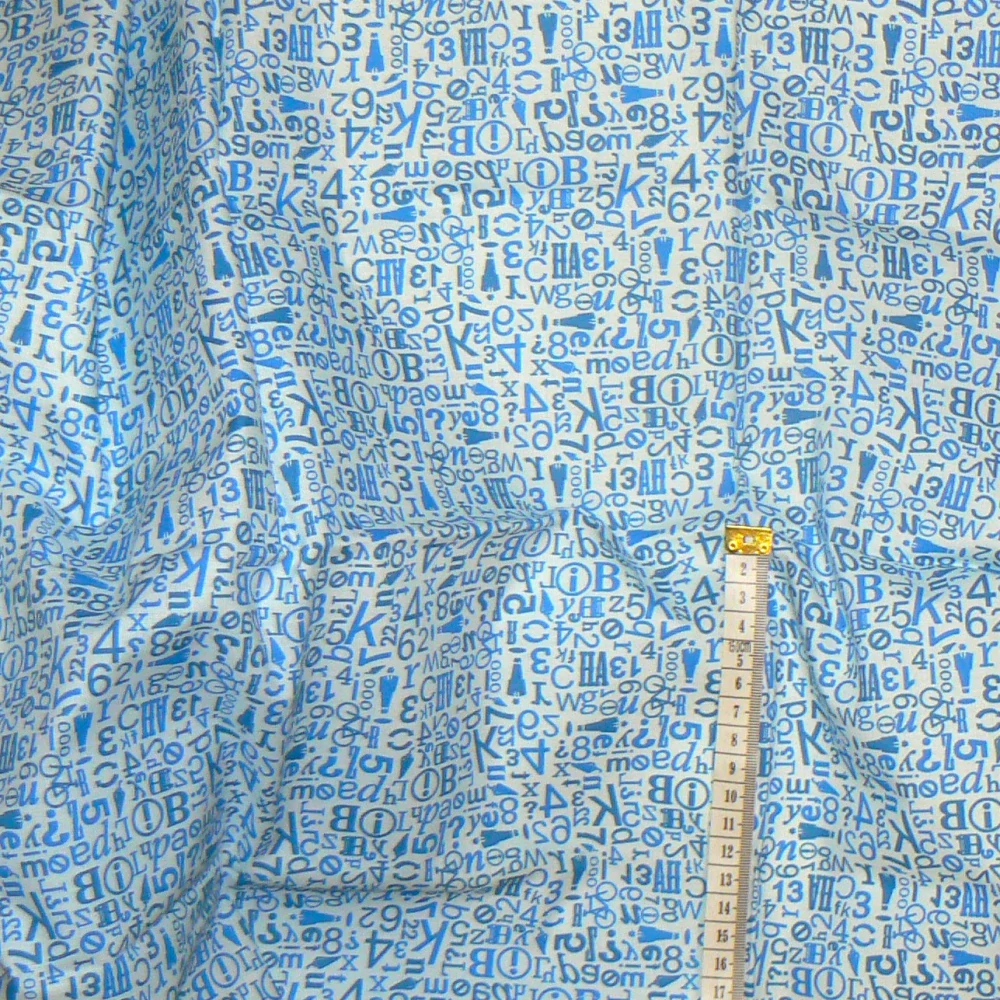 6O251 Bavlněná látka 20x39cm písmenka na modré zbytek na patchwork