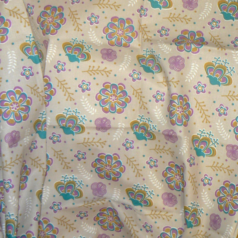 6O299 Bavlněná látka 50x130cm květy na šedobéžové zbytek na patchwork