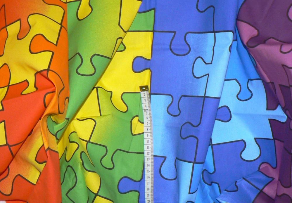 6O306 Bavlněná látka 50x150cm puzzle barvy zbytek na patchwork