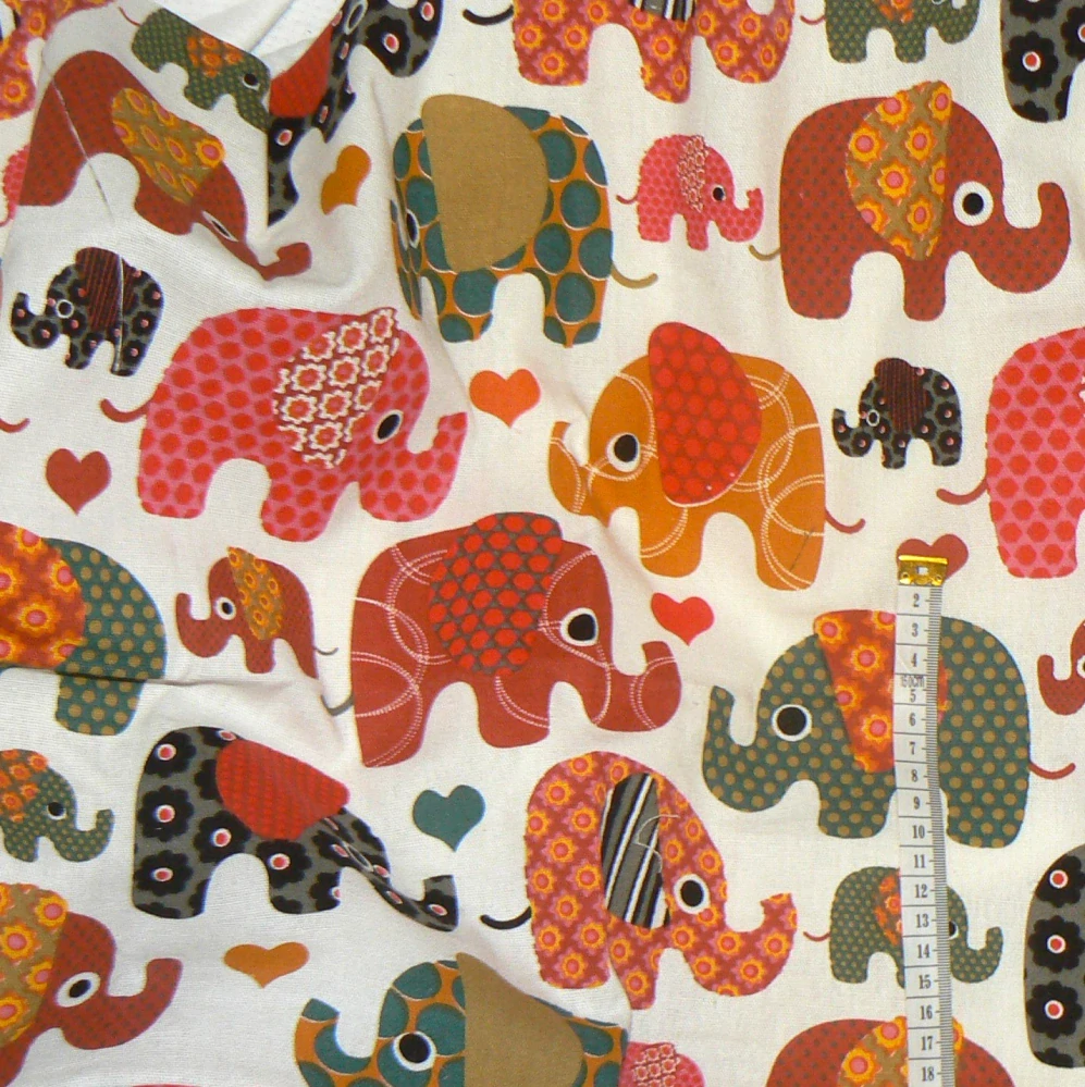 6O309 Bavlněná směsová režná látka 50x100cm sloni na smetanbové 145g/m2 zbytek na patchwork