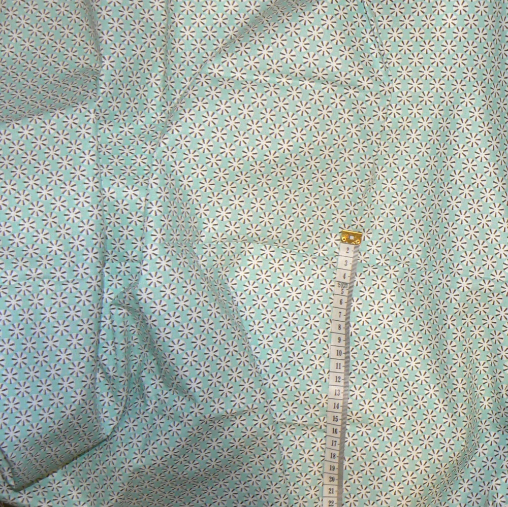 6O323 Bavlněná látka 50x100cm větrníky na mint zbytek na patchwork