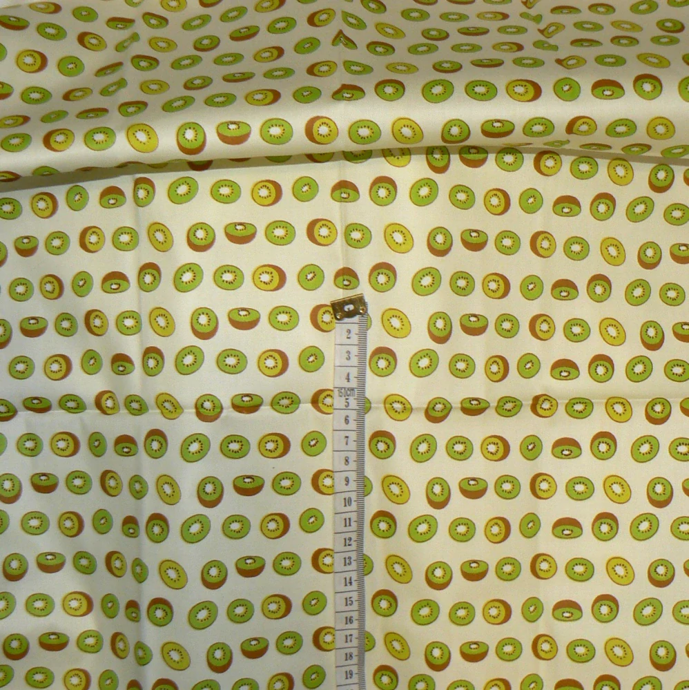 6O332 Bavlněná látka 50x40cm kiwi na krtémové zbytek na patchwork