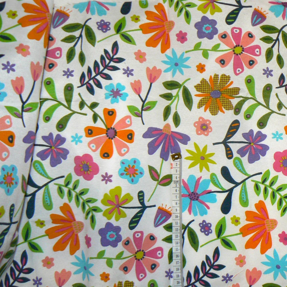 6O339 Bavlněná směsová režná látka 49x138cm květy na bílé 145g/m2 zbytek na patchwork