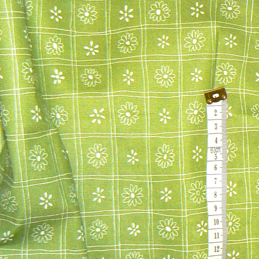 6O418 Bavlněná látka 18x140cm zelenobílá květinky zbytek na patchwork