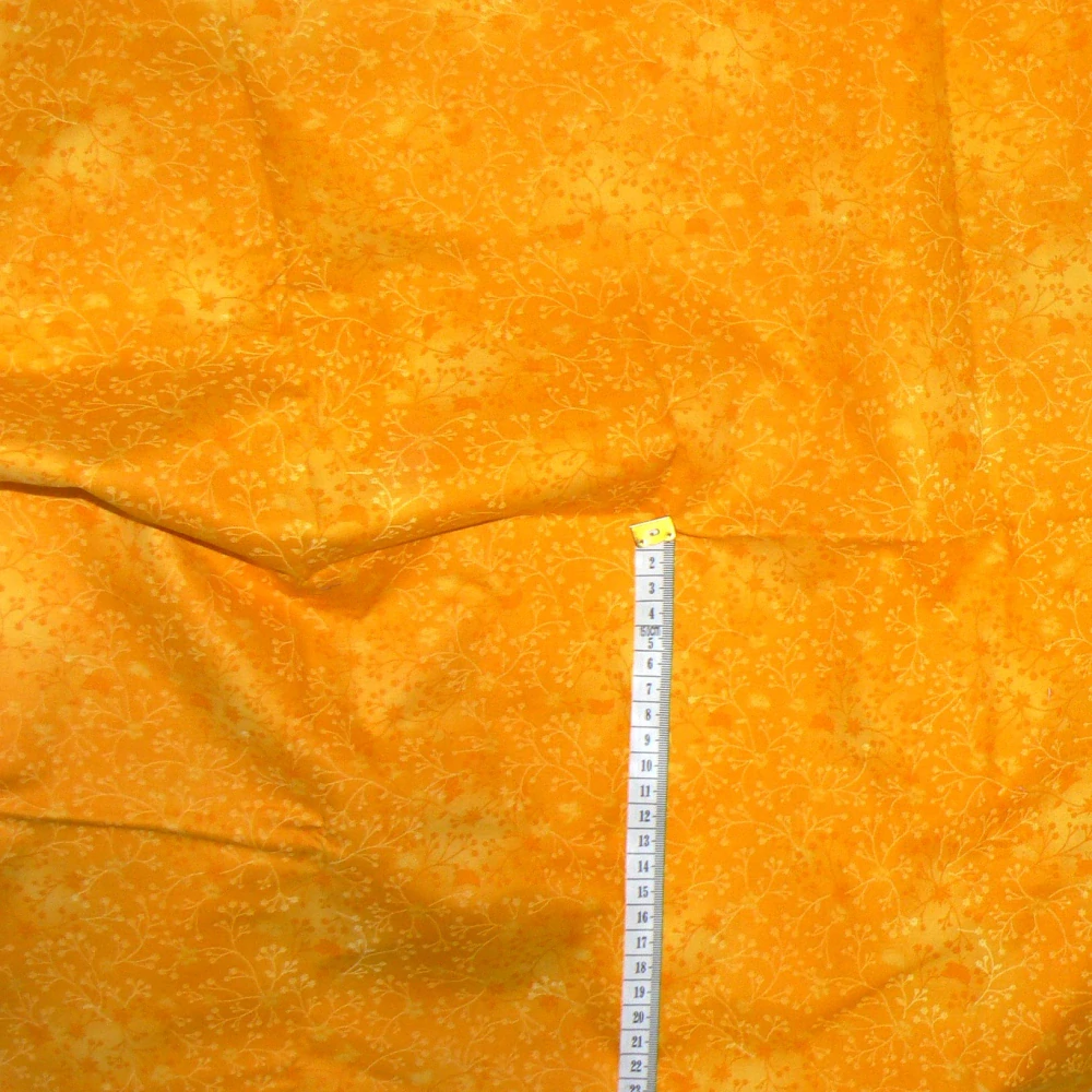6P54 Bavlněná látka 50x80cm větvičky oranžová zbytek na patchwork