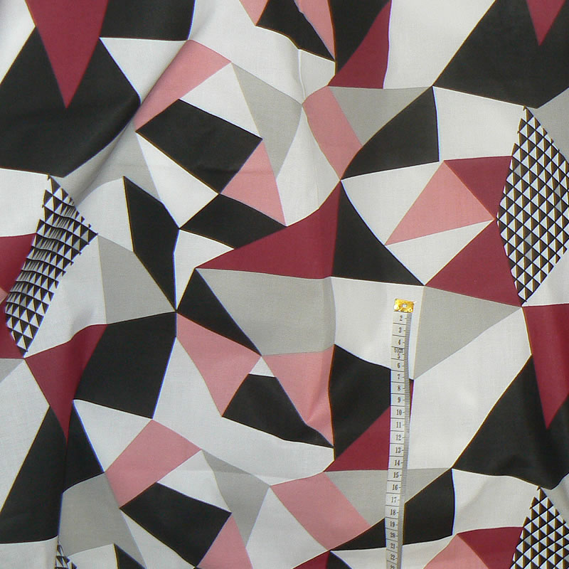 6P234 Bavlněná látka 50x106cm geometrie vínovočerná zbytek na patchwork