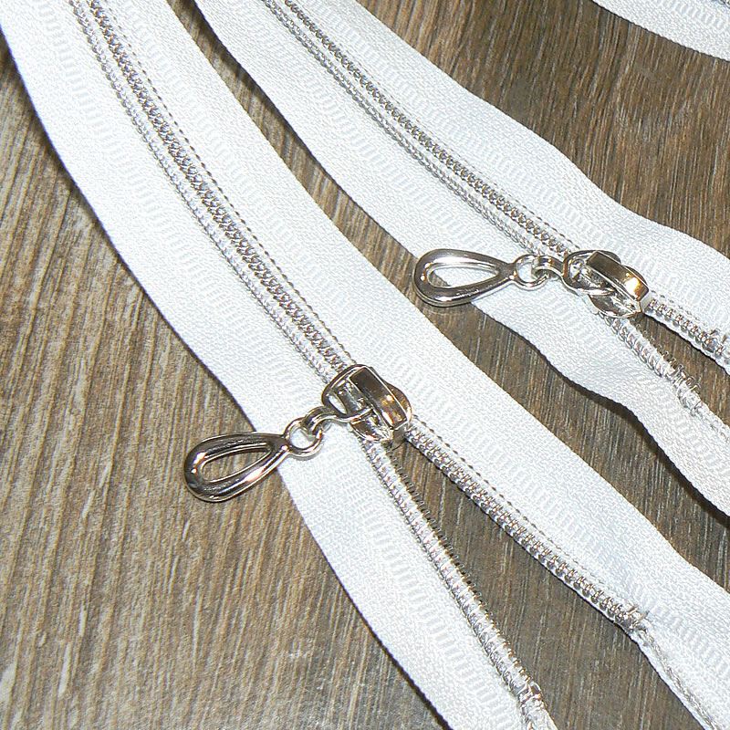 Zip dělitelný bílý 50cm s dekorativním jezdcem šířka spirály 5mm