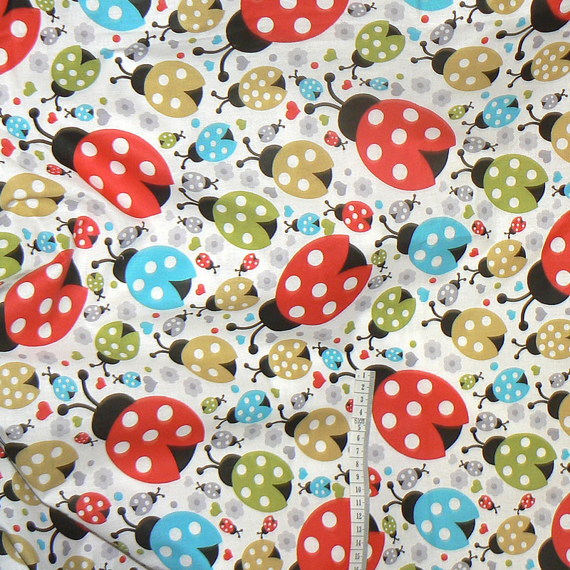 6R221 Bavlněná látka plátno 24x49cm berušky na bílé zbytek na patchwork