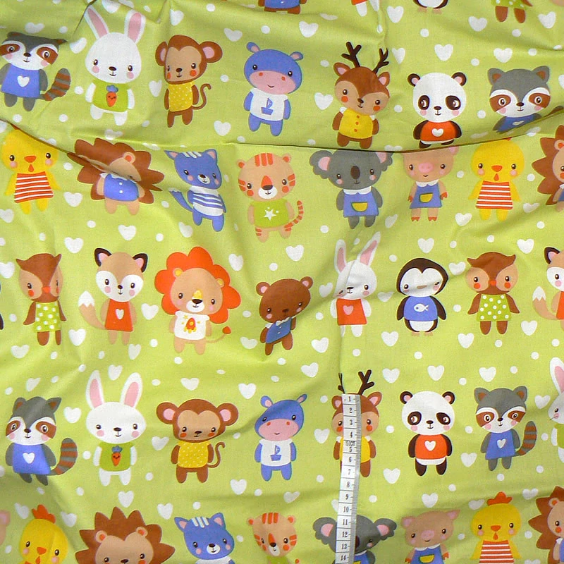 6R222 Bavlněná látka plátno 112x112cm zvířátka na zelené zbytek na patchwork