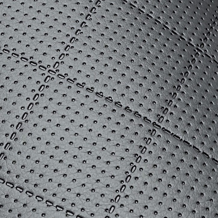 KK429 Exkluzívní koženka zbytek 30x140cm koženka černá čtverce 5x5 perforovaná na vatelínu