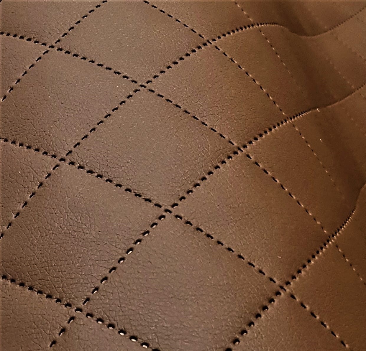 KK320/a Exkluzívní koženka zbytek 53x140cm koženka čtverce hnědá 5x5cm na filcu