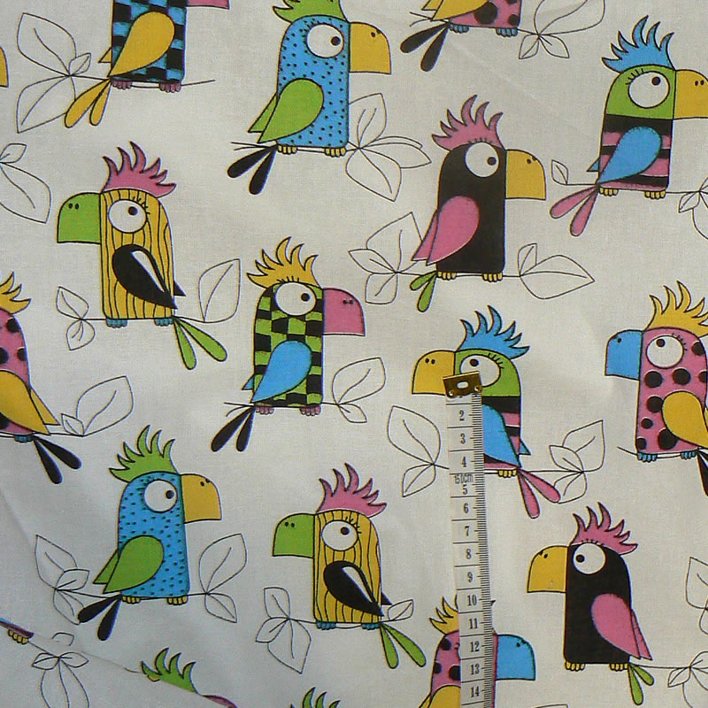 6T230 Bavlněná látka plátno 32x50cm papoušci na bílé zbytek na patchwork