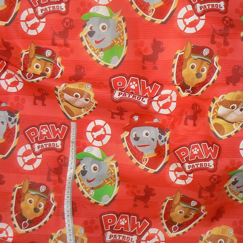 6U19 Bavlněná látka 40x26cm tlapková patrola červená zbytek na patchwork