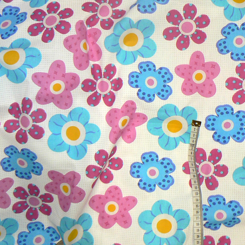 6U62 Bavlněná látka 45x76cm barevné květy šedobílá zbytek na patchwork