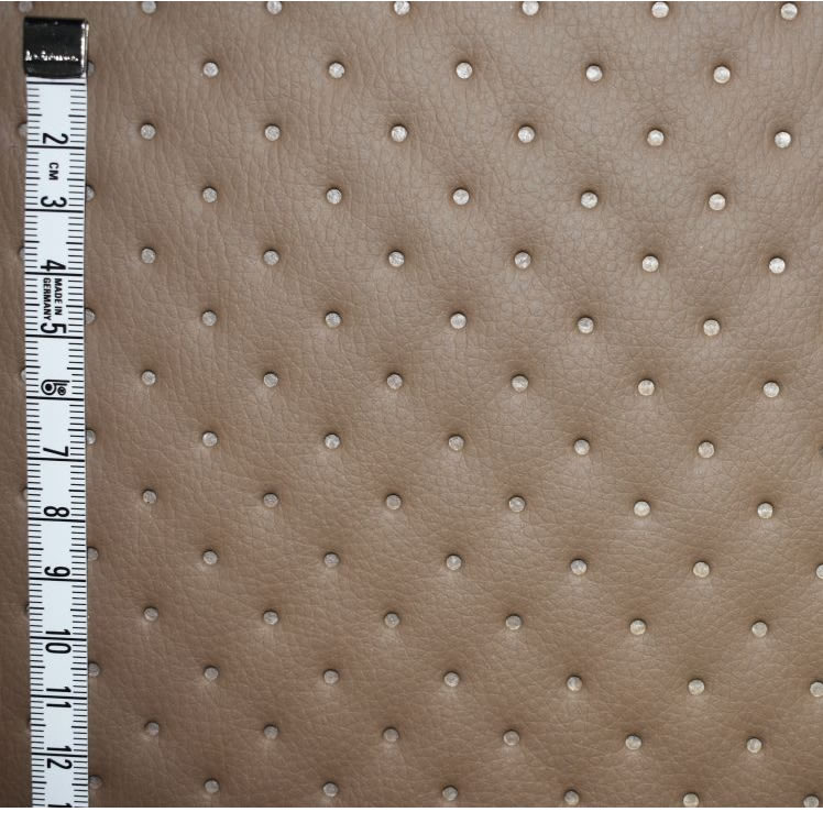 KK507 Koženka zbytek 45x140cm koženka na vatelínu puntíky šedohnědá
