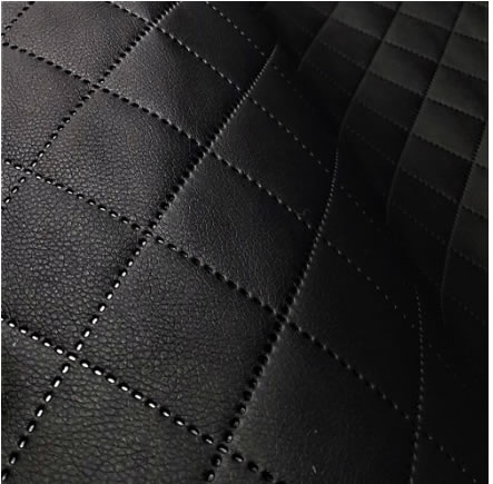 KK390 Exkluzívní koženka zbytek 45x140cm koženka čtverce 5x5cm černá na vatelínu