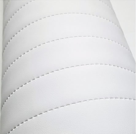 KK1004 Koženka zbytek 45x140cm koženka pruhy 5cm bílá vatelínu