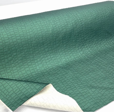 KK389/1 Exkluzívní koženka zbytek 21x140cm koženka zelená metalíza kokodýl na vatelínu