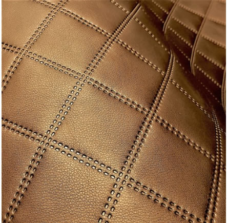 KK375 Exkluzívní koženka zbytek 45x140cm koženka čtverce 7x7cm tm. zlatá na vatelínu