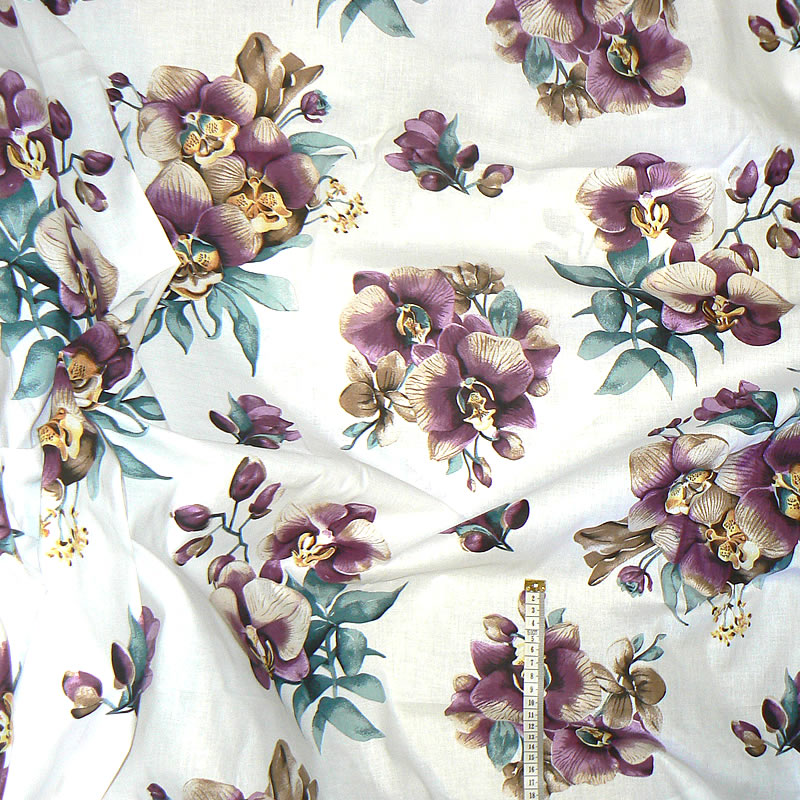 01003 Bavlněná látka 40x79cm květy orchidejí na bílé zbytek na patchwork