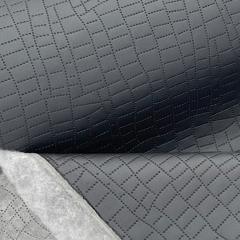 KK481 Exkluzívní koženka zbytek 45x140cm koženka antracitová metalíza kokodýl na vatelínu