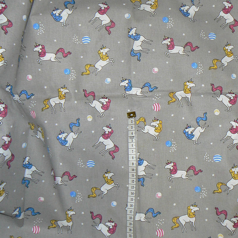 0113 Bavlněná látka 40x79cm jednorožci na šedé zbytek na patchwork